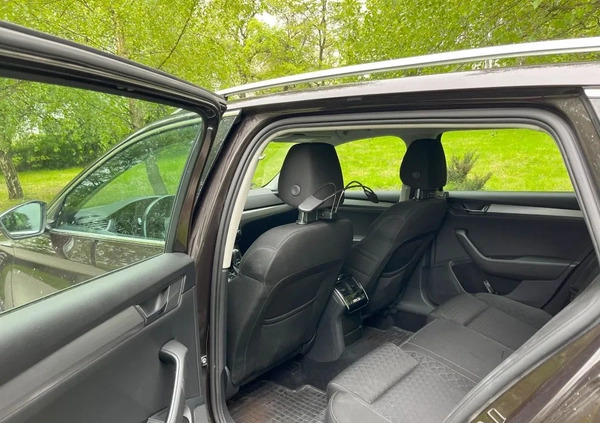 Skoda Superb cena 72000 przebieg: 152000, rok produkcji 2017 z Biała małe 56